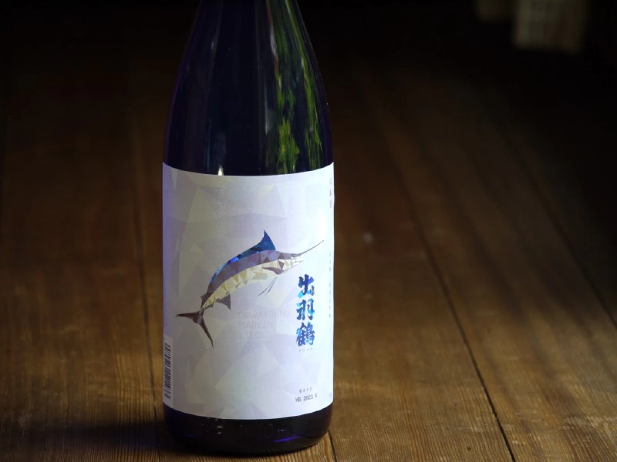 出羽鶴　純米大吟醸　MARLIN　1800ml